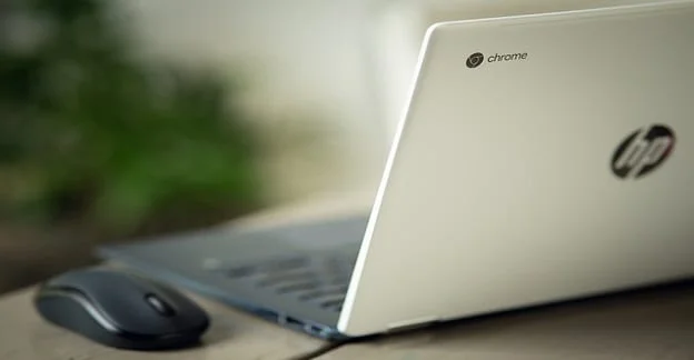 Ali lahko pustim svoj Chromebook priključen čez noč?