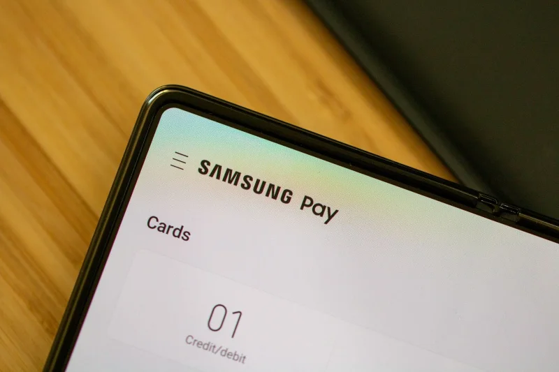 Jak používat Samsung Pay s Galaxy Z Fold 2