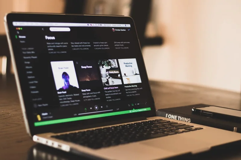 Kako organizirati podcaste Spotify na seznamih predvajanja