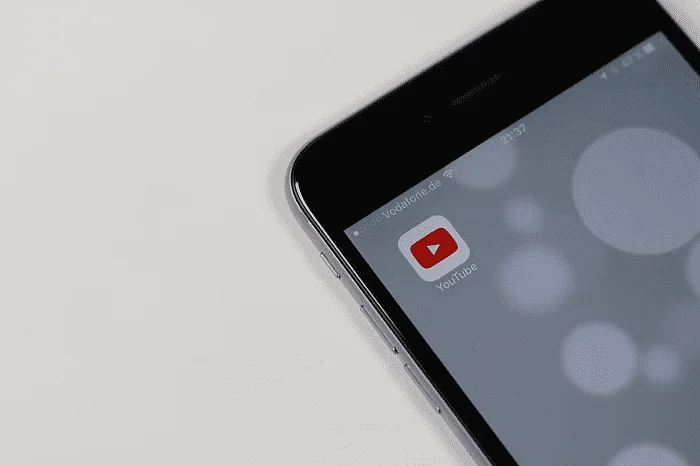 Sådan deaktiverer du dæmpet afspilning i feeds i YouTube på Android