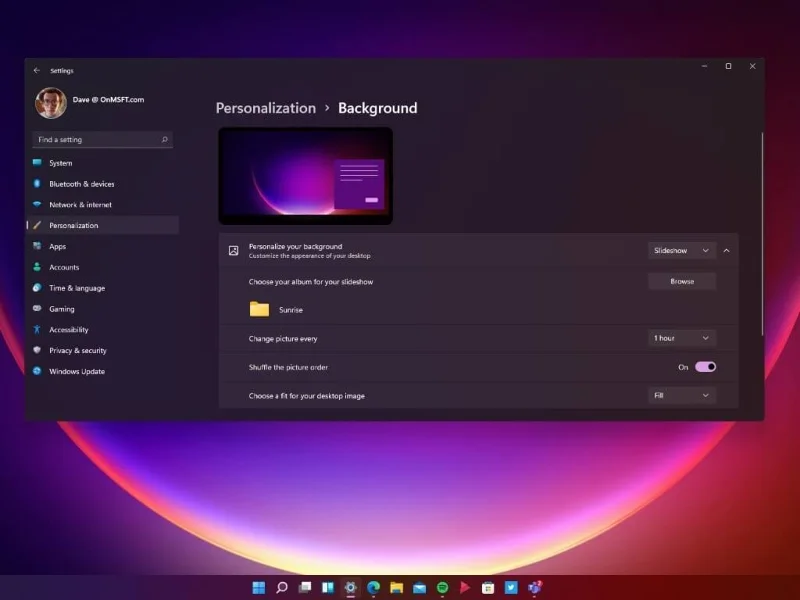 Sådan ændrer du din baggrund og får dit skrivebord til at se positivt unikt ud på Windows 11