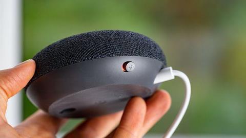Recenze: Google Home/Nest vs Amazon Echo Alexa Dot
