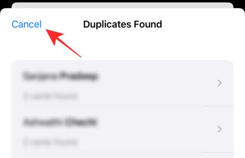 A duplikált névjegyek eltávolítása az iPhone készülékről iOS 16 rendszeren
