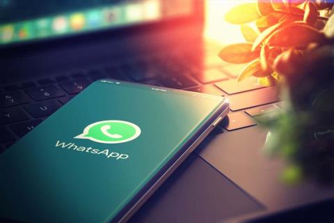 Hur man använder fetstil, kursiv stil och genomstruken i WhatsApp-meddelanden