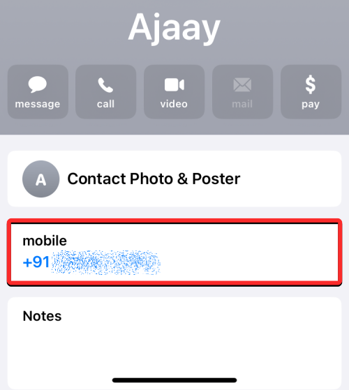 Névjegyek és jelszavak beszúrása közvetlenül az üzenetekbe az iPhone készüléken iOS 17 rendszeren