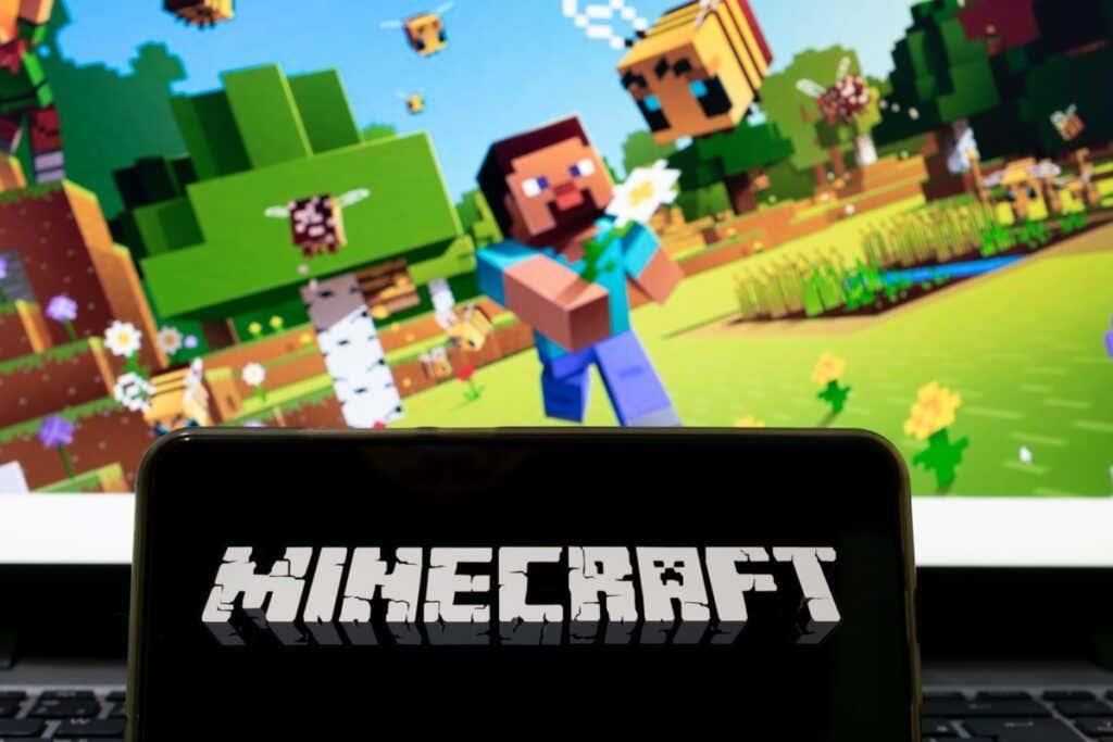 Kaip pasidaryti akmens pjoviklį „Minecraft“.