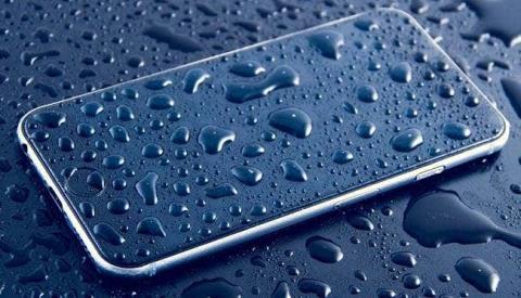Как да поправите или поправите намокрен или повреден от течност смартфон