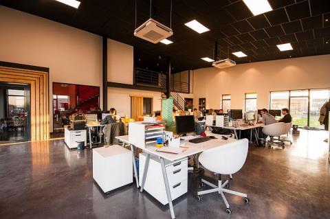 5 najlepších tipov na usporiadanie kancelárie: Ako maximalizovať priestor pre zamestnanca